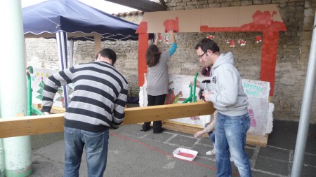 des Papas au boulot, on  monte le marché: Nicolas et Frédéric.